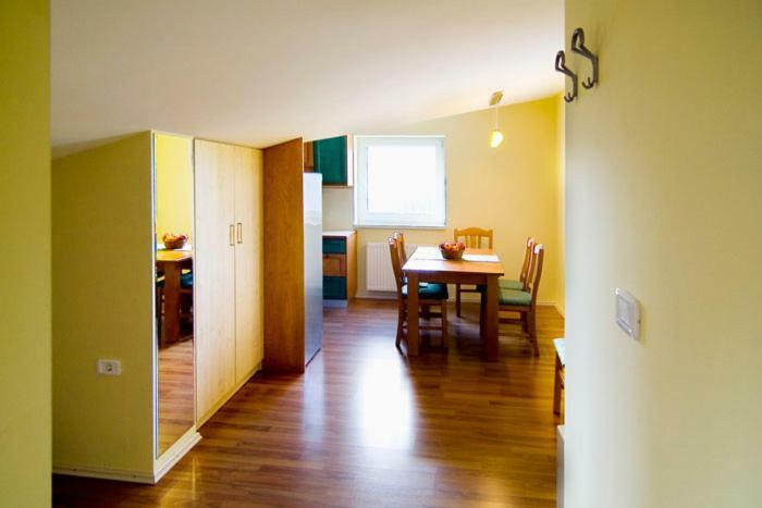 Hisa Posebne Sorte Kodreti Extérieur photo