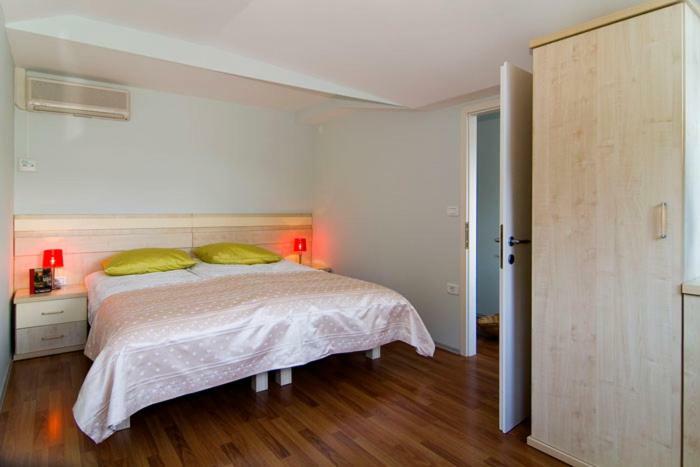 Hisa Posebne Sorte Kodreti Extérieur photo