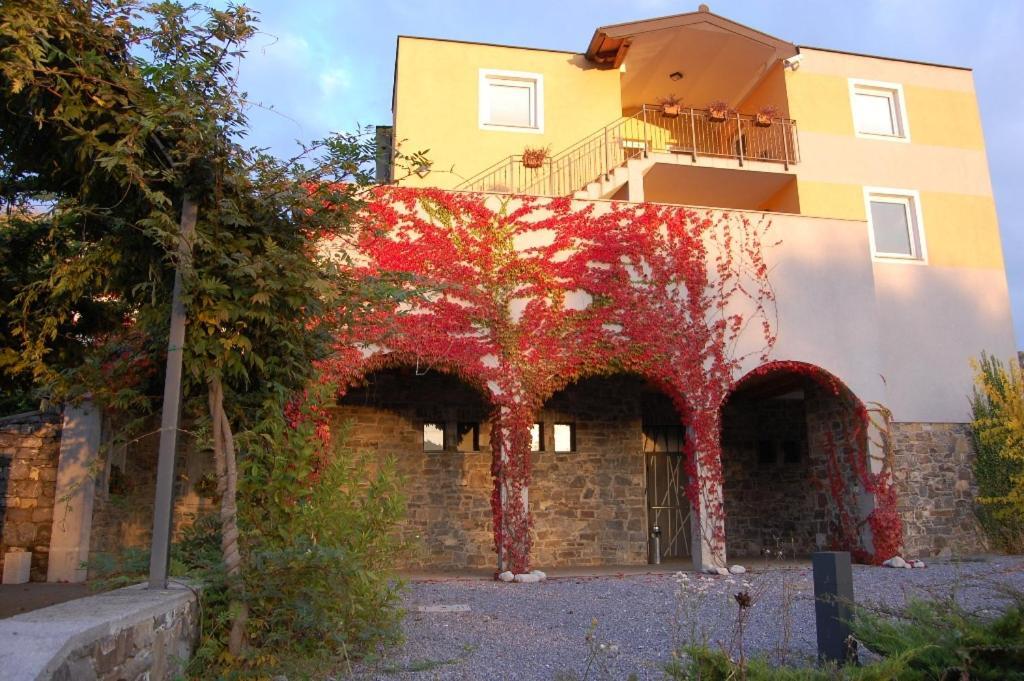 Hisa Posebne Sorte Kodreti Extérieur photo